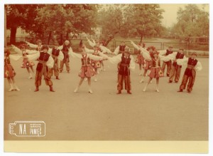 Lata 80. Szkolny zespół taneczny pod kierownictwem Zofii Żyty, na plac szkolnym w Radwanicach